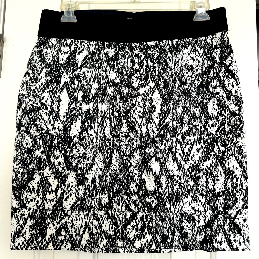 New Black/white graphic print cool elastic waist mini skirt